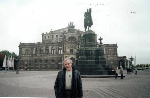 Дрезден.За спиной знаменитый Оперный театр. 2006 г.