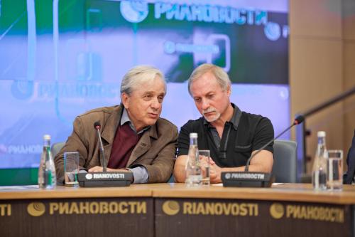 С актёром Евгением Юрьевичем Стебловым во время пресс-конференции в Москве 2013 г.